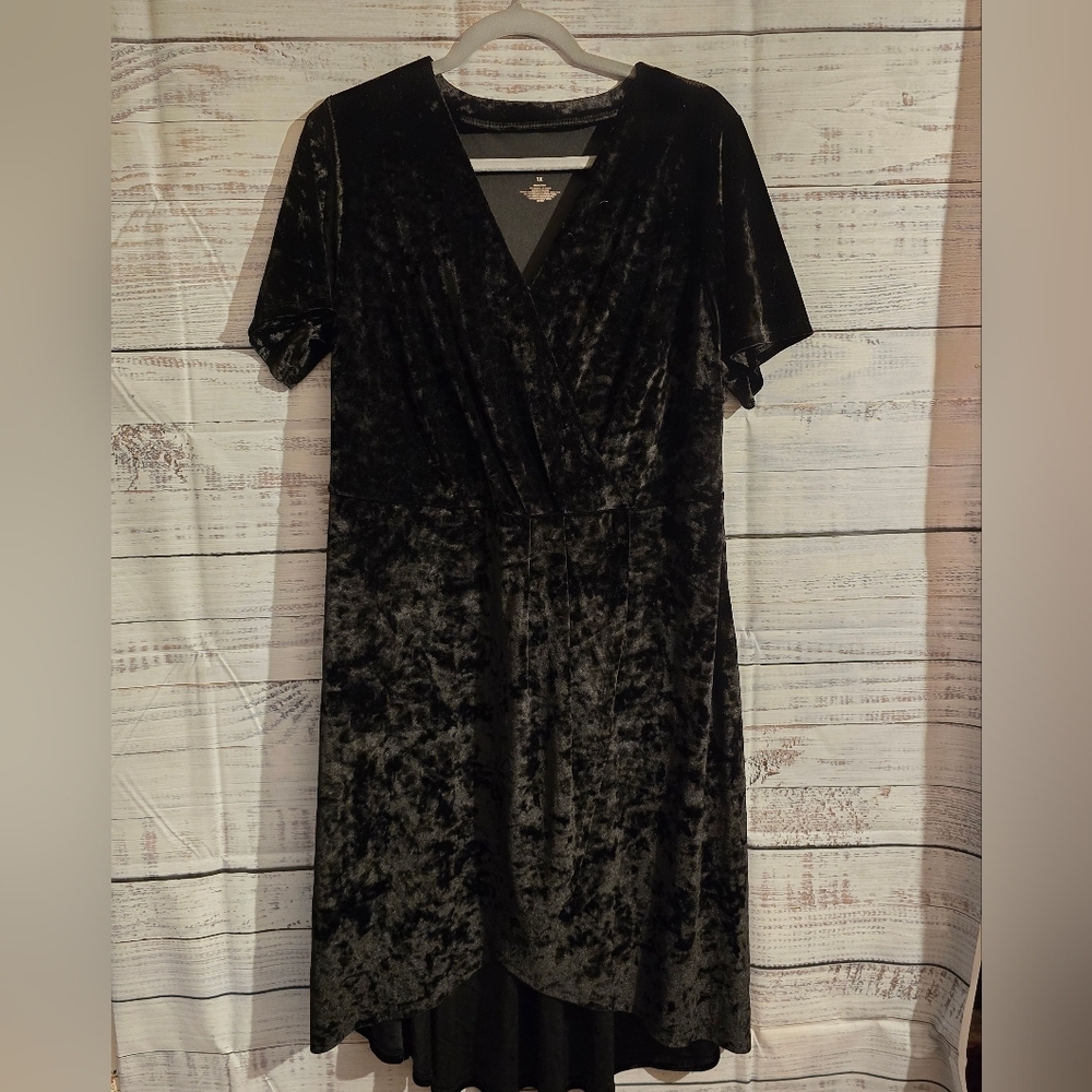 EVRI WOMEN'S 1X BLACK VELVET SHORT SLEEVE WRAP LOOK DRESS Hi‎ Low Fit Flare